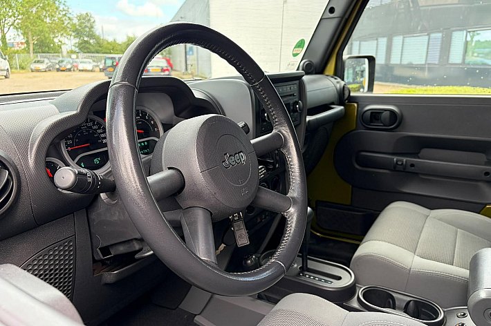 Jeep Wrangler Unlimited 3.8 Sahara , CRUISE CONTROLE, 4WD, AUTOMAAT, TREKHAAK, AIRCO, HARD EN SOFTTOP !, ONDERHOUDEN BIJ DE HAI, LAATSTE ONDERHOUD 9-2025 T.W.V. 3746,= EURO, RIJDT EN SCHAKELT ALS NIEUW, SUPER NETTE AUTO
