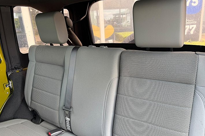 Jeep Wrangler Unlimited 3.8 Sahara , CRUISE CONTROLE, 4WD, AUTOMAAT, TREKHAAK, AIRCO, HARD EN SOFTTOP !, ONDERHOUDEN BIJ DE HAI, LAATSTE ONDERHOUD 9-2025 T.W.V. 3746,= EURO, RIJDT EN SCHAKELT ALS NIEUW, SUPER NETTE AUTO
