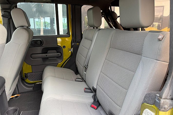 Jeep Wrangler Unlimited 3.8 Sahara , CRUISE CONTROLE, 4WD, AUTOMAAT, TREKHAAK, AIRCO, HARD EN SOFTTOP !, ONDERHOUDEN BIJ DE HAI, LAATSTE ONDERHOUD 9-2025 T.W.V. 3746,= EURO, RIJDT EN SCHAKELT ALS NIEUW, SUPER NETTE AUTO