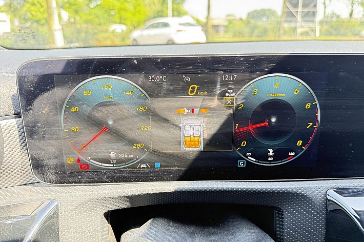 Mercedes-Benz CLA-Klasse 180 Business Solution Essential , 55.666 KM, GROOT DIGITAAl DASHBOARD, DEALERONDERHOUDEN, HANDGESCHAKELD, ZEER VEEL OPTIE’S, AUTOPAS AANWEZIG.