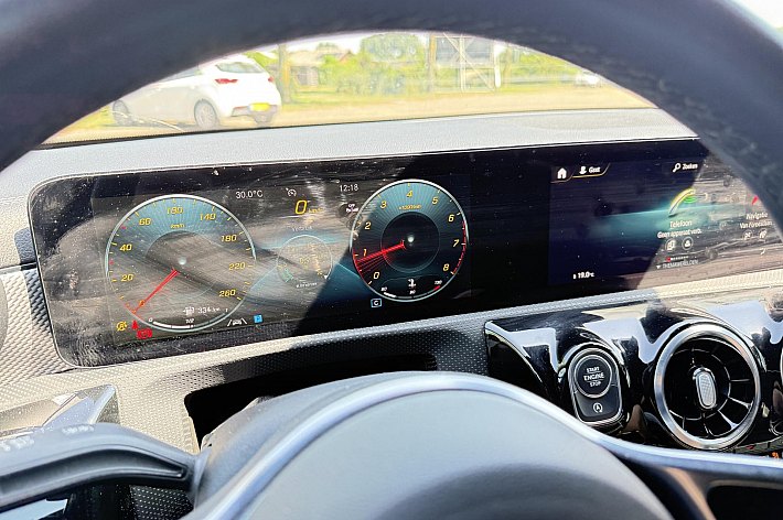 Mercedes-Benz CLA-Klasse 180 Business Solution Essential , 55.666 KM, GROOT DIGITAAl DASHBOARD, DEALERONDERHOUDEN, HANDGESCHAKELD, ZEER VEEL OPTIE’S, AUTOPAS AANWEZIG.