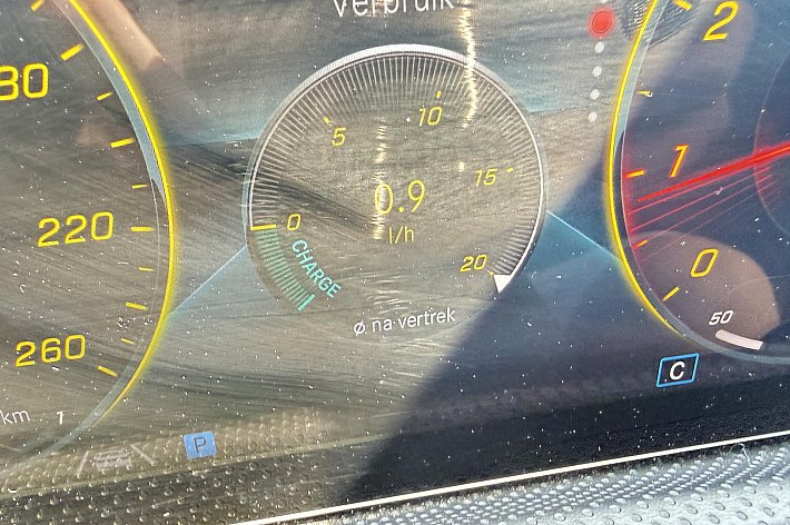 Mercedes-Benz CLA-Klasse 180 Business Solution Essential , 55.666 KM, GROOT DIGITAAl DASHBOARD, DEALERONDERHOUDEN, HANDGESCHAKELD, ZEER VEEL OPTIE’S, AUTOPAS AANWEZIG.