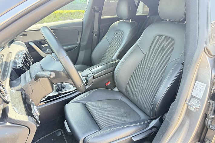 Mercedes-Benz CLA-Klasse 180 Business Solution Essential , 55.666 KM, GROOT DIGITAAl DASHBOARD, DEALERONDERHOUDEN, HANDGESCHAKELD, ZEER VEEL OPTIE’S, AUTOPAS AANWEZIG.