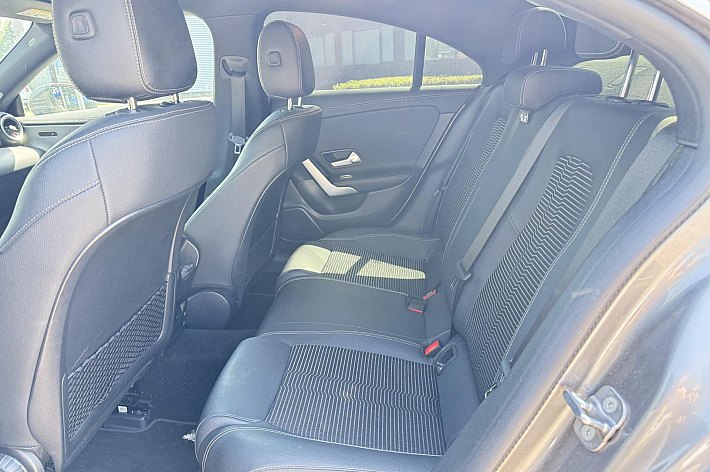 Mercedes-Benz CLA-Klasse 180 Business Solution Essential , 55.666 KM, GROOT DIGITAAl DASHBOARD, DEALERONDERHOUDEN, HANDGESCHAKELD, ZEER VEEL OPTIE’S, AUTOPAS AANWEZIG.