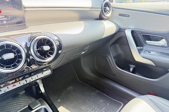 Mercedes-Benz CLA-Klasse 180 Business Solution Essential , 55.666 KM, GROOT DIGITAAl DASHBOARD, DEALERONDERHOUDEN, HANDGESCHAKELD, ZEER VEEL OPTIE’S, AUTOPAS AANWEZIG.