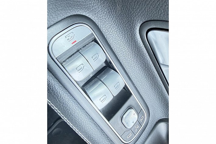Mercedes-Benz CLA-Klasse 180 Business Solution Essential , 55.666 KM, GROOT DIGITAAl DASHBOARD, DEALERONDERHOUDEN, HANDGESCHAKELD, ZEER VEEL OPTIE’S, AUTOPAS AANWEZIG.