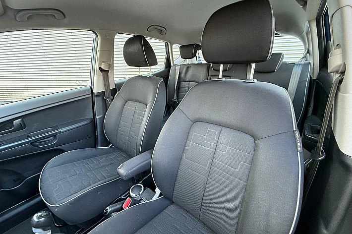 Kia Venga 1.4 CVVT Seven , CRUISE CONTROLE, NAVI, AIRCO, ACHTERUIT RIJCAMERA, HOOGZITTER, BOEKJES, 5 DEURS, RIJDT EN SCHAKELT GOED, LICHTE GEBRUIKERSSPOREN VERWACHTBAAR CONFORM LEEFTIJD AANWEZIG