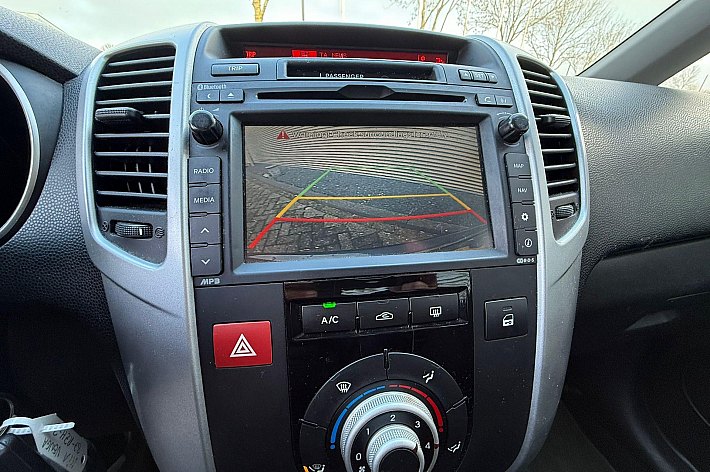 Kia Venga 1.4 CVVT Seven , CRUISE CONTROLE, NAVI, AIRCO, ACHTERUIT RIJCAMERA, HOOGZITTER, BOEKJES, 5 DEURS, RIJDT EN SCHAKELT GOED, LICHTE GEBRUIKERSSPOREN VERWACHTBAAR CONFORM LEEFTIJD AANWEZIG