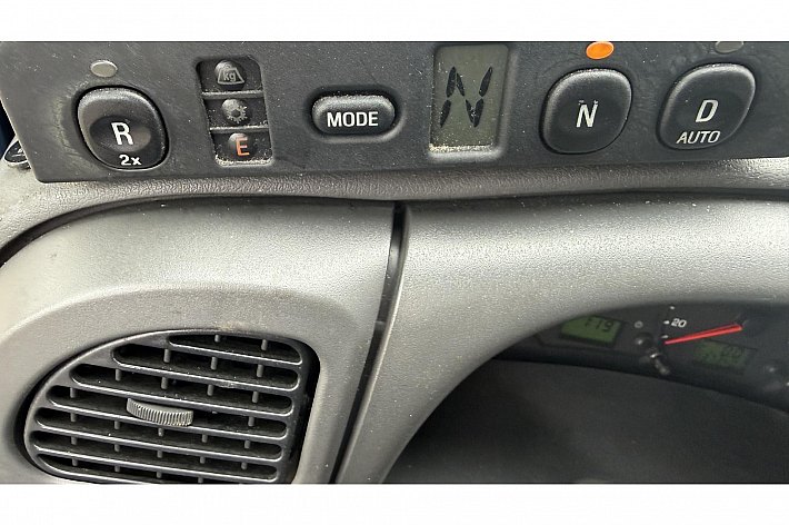 Ford Transit 300S 2.4TDdi , EXPORT, AUTOMAAT, 137.380 KM, HOGE UITVOERING, ROLSTOELLIFT, ELECTR VERSTELBARE STOEL, SCHUIFDEUR, OOK IDEAAL VOOR OMBOUW CAMPER, BIJ EXPORT BLIJFT LIFT ER IN, VOOR IN NL GAAT HIJ ER UIT !!!RIJDT EN SCHAKELT 100%